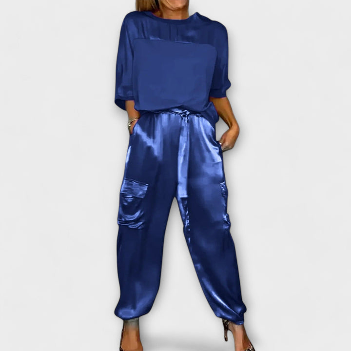 To-delt Sæt" can be rewritten as "To-delt Outfit" or "To-delt Sæt til Stilfuld Beklædning.