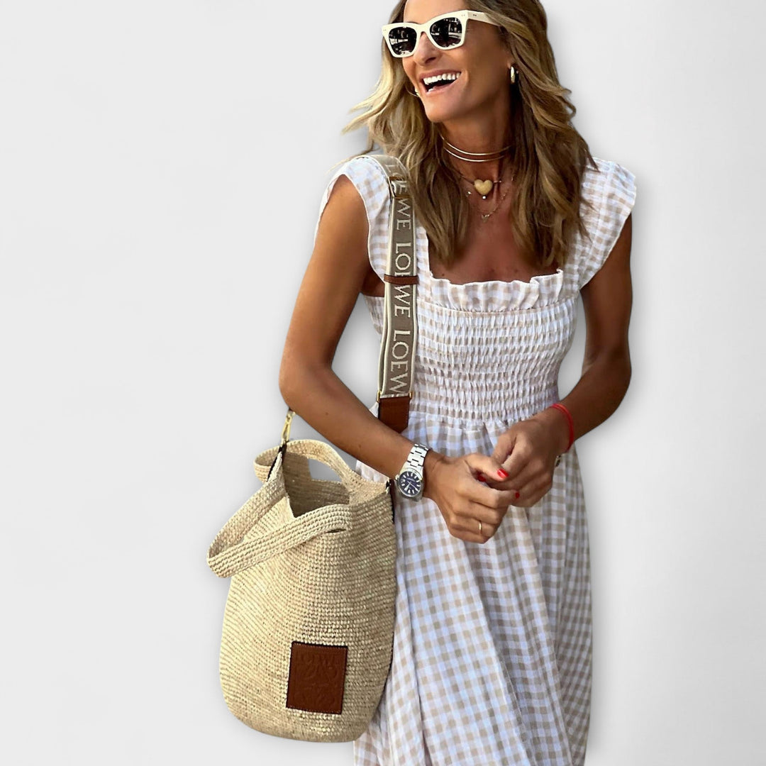 "Rutet Maxikjole med Flæseærmer" could be rewritten as "Maxikjole med Ruter og Flæseærmer".