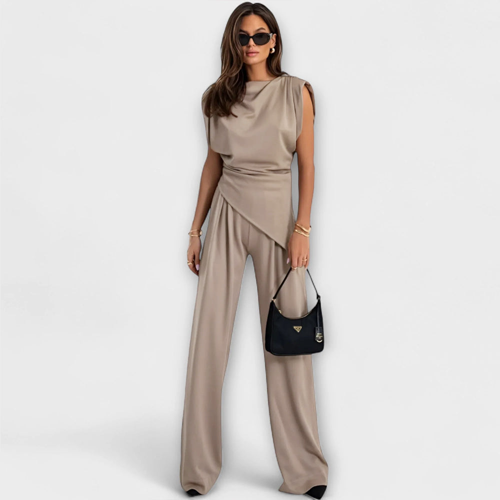 "Sofia - Asymmetrisk Sæt med Draperede Skuldre" can be rewritten as "Sofia - Asymmetrisk Sæt med Draperede Skuldre Detaljer".