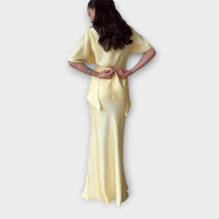 Finja - Off-Shoulder Top med Knyttet Front og Matchende Nederdel Sæt