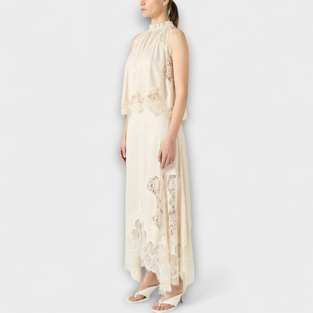 Kaia - Satinbluse med blonder og plisseret udskæring i sæt" 

Rewritten: "Kaia - Satin Top med Blonder og Plisseret Udsnit i Sæt