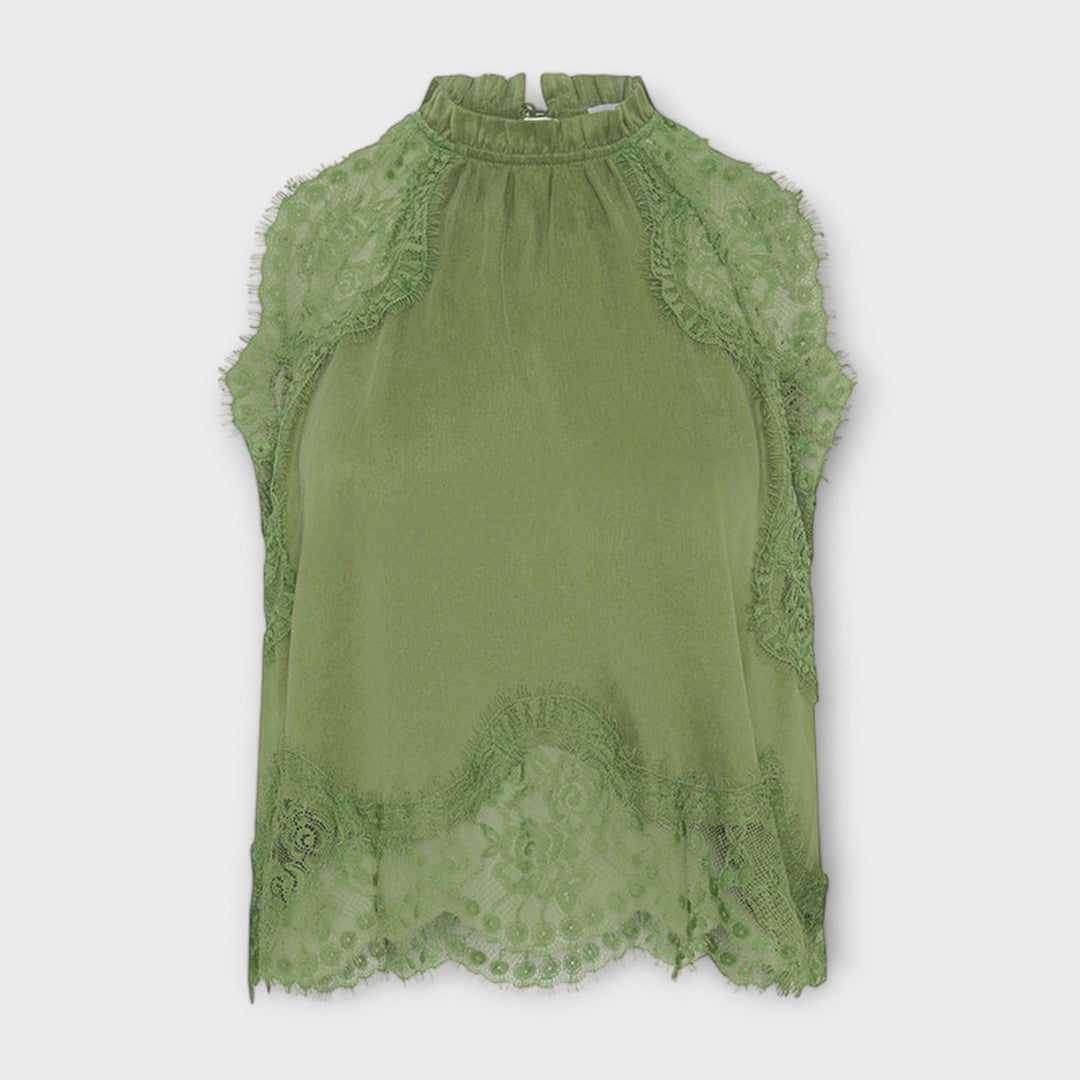 Kaia - Satinbluse med blonder og plisseret udskæring i sæt" 

Rewritten: "Kaia - Satin Top med Blonder og Plisseret Udsnit i Sæt