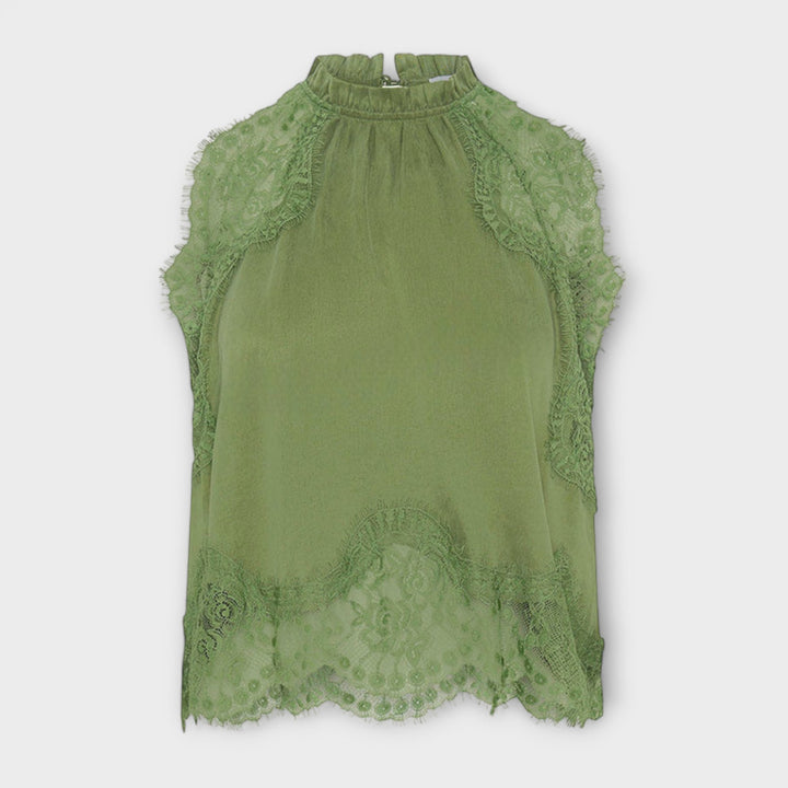 Kaia - Satinbluse med blonder og plisseret udskæring i sæt" 

Rewritten: "Kaia - Satin Top med Blonder og Plisseret Udsnit i Sæt