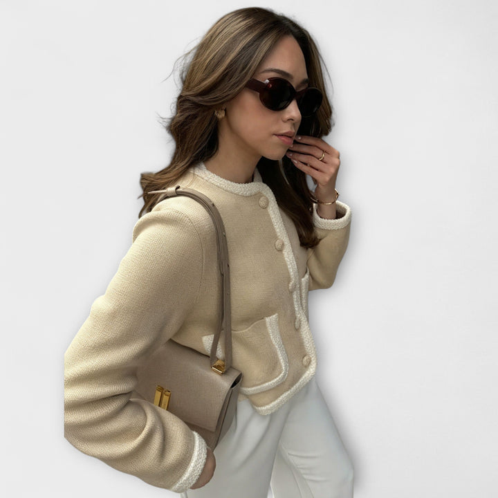 Klassisk strikjakke med dekorative lommer