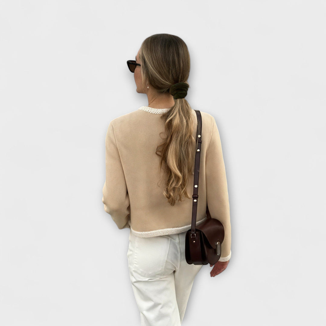 Klassisk strikjakke med dekorative lommer