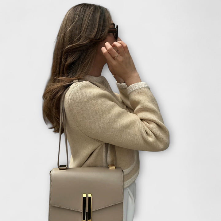 Klassisk strikjakke med dekorative lommer