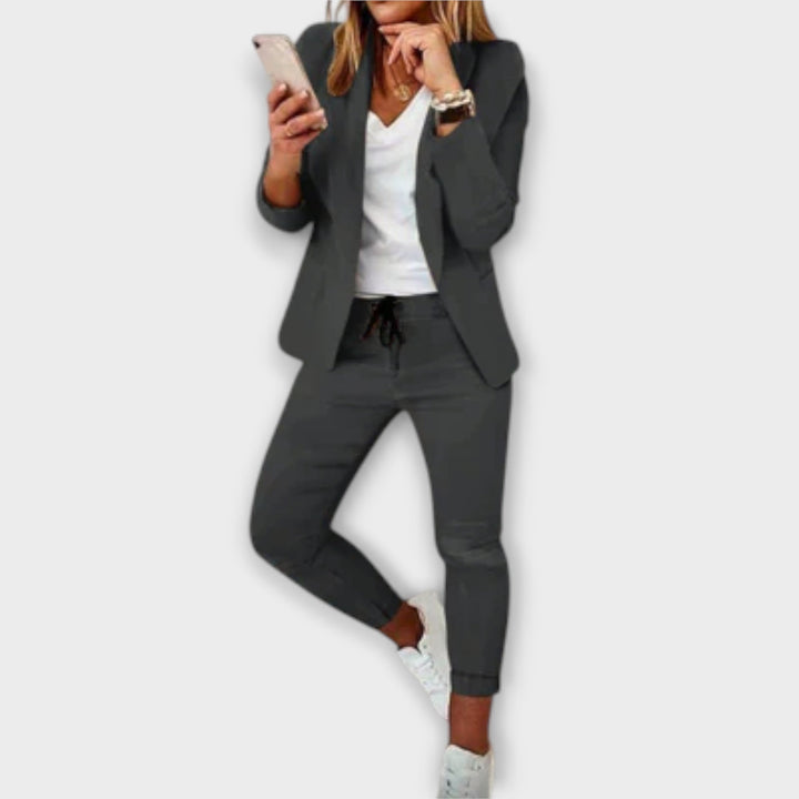 "Sophia – Elegant og komfortabel blazer-sæt" could be rewritten as "Sophia – Stilfuldt og behageligt blazer-sæt".