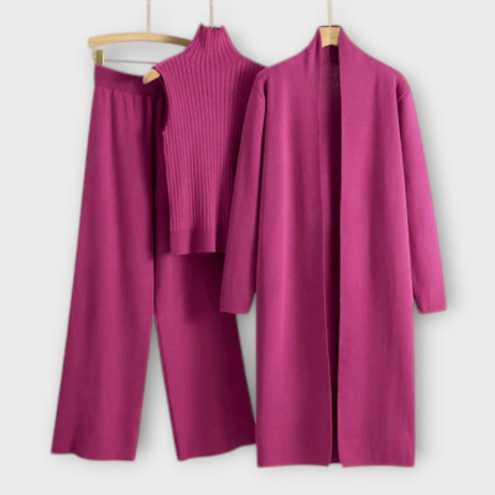 Isabella - Tre-delt Sæt" could be rephrased as "Isabella - Tre-delt Sæt i Elegant Design.