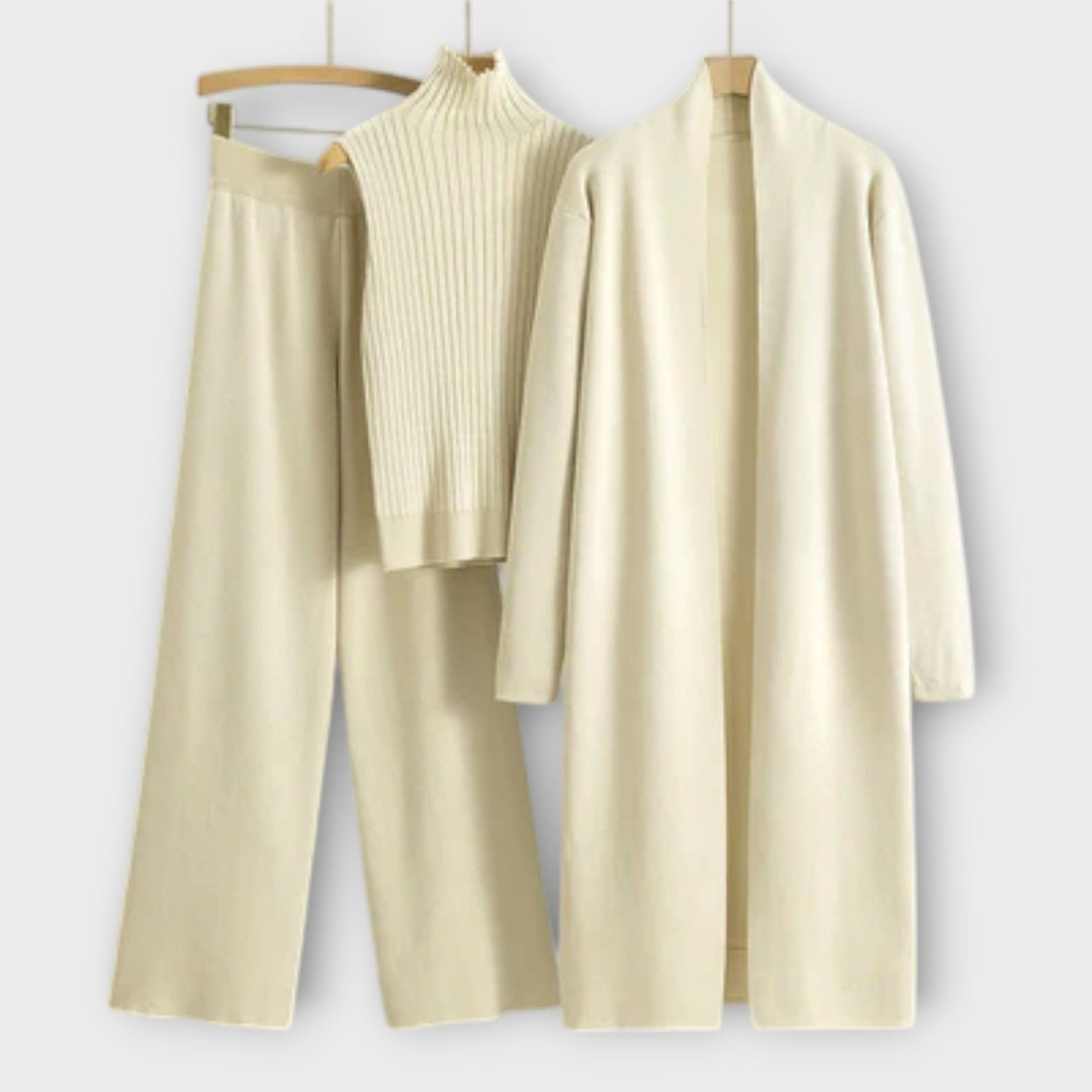 Isabella - Tre-delt Sæt" could be rephrased as "Isabella - Tre-delt Sæt i Elegant Design.