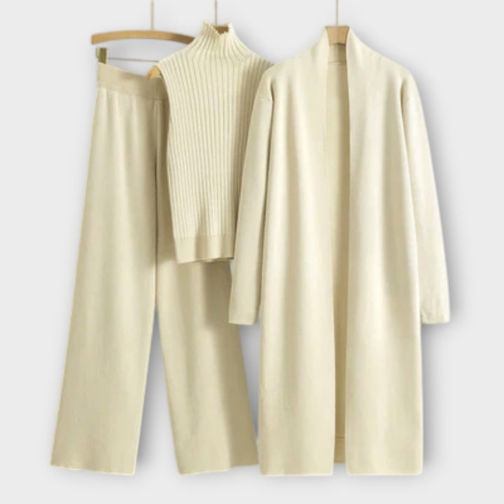 Isabella - Tre-delt Sæt" could be rephrased as "Isabella - Tre-delt Sæt i Elegant Design.