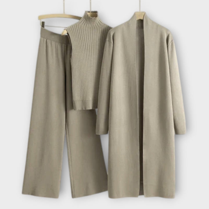 Isabella - Tre-delt Sæt" could be rephrased as "Isabella - Tre-delt Sæt i Elegant Design.