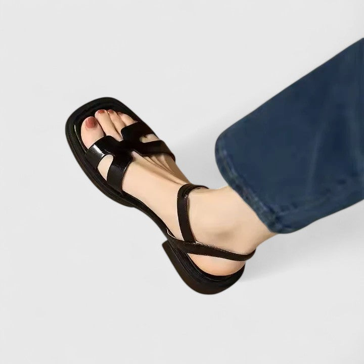 Deliane - Elegante Flade Sandaler" can be rewritten as "Deliane - Stylish Flat Sandals.