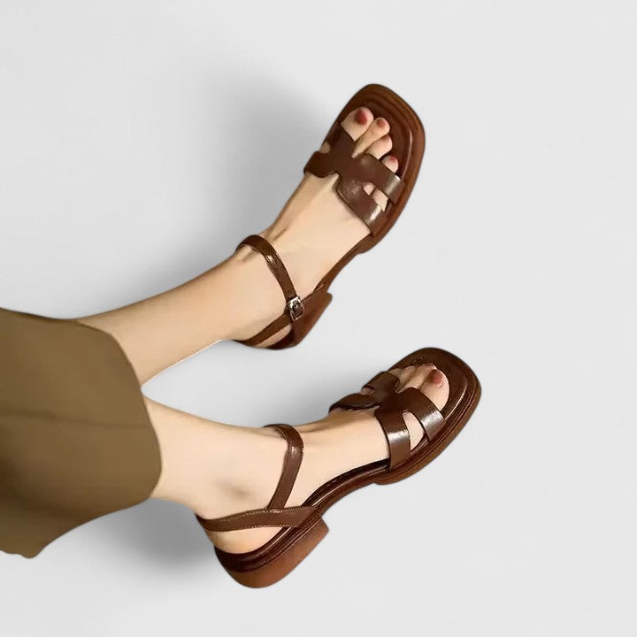 Deliane - Elegante Flade Sandaler" can be rewritten as "Deliane - Stylish Flat Sandals.