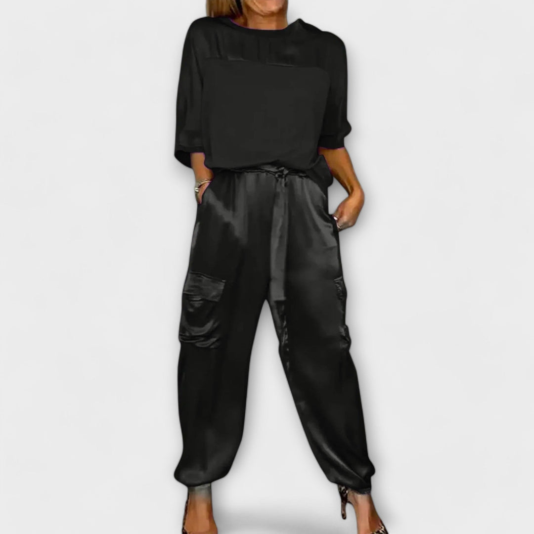 To-delt Sæt" can be rewritten as "To-delt Outfit" or "To-delt Sæt til Stilfuld Beklædning.